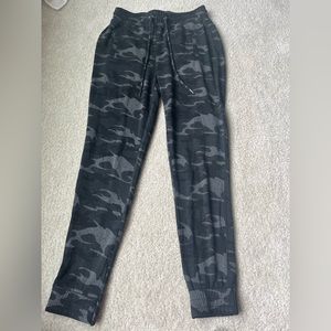 Tahari Women’s Charcoal Gray Camo Print Drawstring Waist Jogger Pants